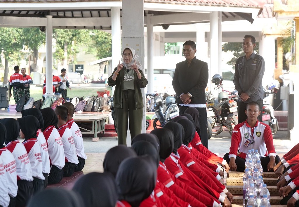 Tinjau Pemusatan Latihan, Bupati Bunda Indah Beri Motivasi Calon Paskibraka Lumajang HUT ke-81 RI
