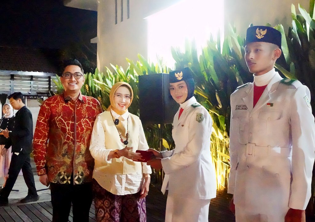 Tuntas Emban Tugas Pengibaran HUT ke-81 RI, Bupati Bunda Indah Puji Performa Sempurna Paskibraka Lumajang