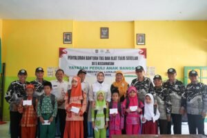 200 Siswa Kurang Mampu di Ranuyoso Terima Tas dan Alat Tulis Sekolah