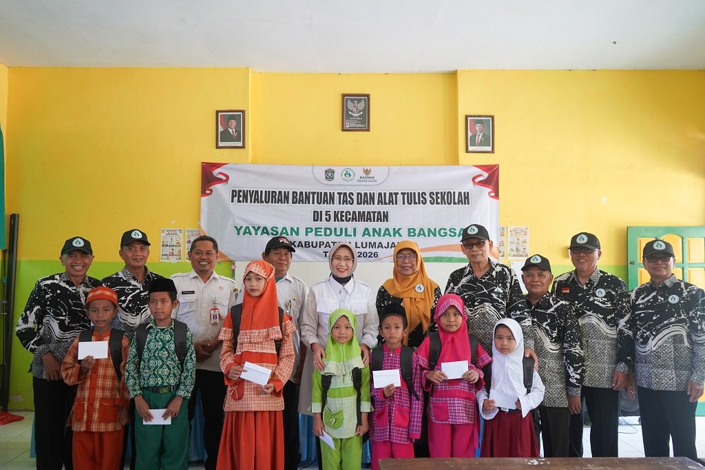 200 Siswa Kurang Mampu di Ranuyoso Terima Tas dan Alat Tulis Sekolah