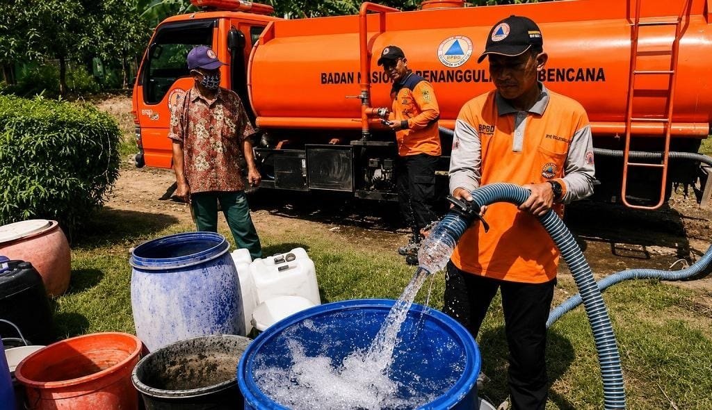 Atasi Krisis Air Bersih, BPBD Lumajang Salurkan Air untuk 14.809 Warga di 12 Desa Terdampak