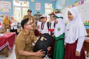 Bantu Siswa di 5 Kecamatan, Wabup Yudha Adji Kusuma Salurkan Tas dan Alat Tulis di SDN Babakan 02
