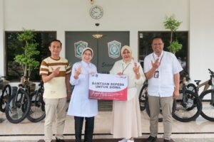 Bantu Transportasi Anak Yatim MI Hasyim Asy’ari, Bunda Indah Salurkan Bantuan Sepeda Bank Jatim