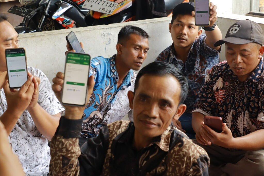 Tingkatkan Produksi Susu, FKH UNAIR Kenalkan Aplikasi DairyTrack pada Peternak Sapi Perah di Lumajang