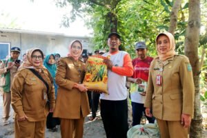Lewat Program Setormadu, Bupati Lumajang Serahkan Bantuan Pertanian dan Perikanan di Desa Karangsari