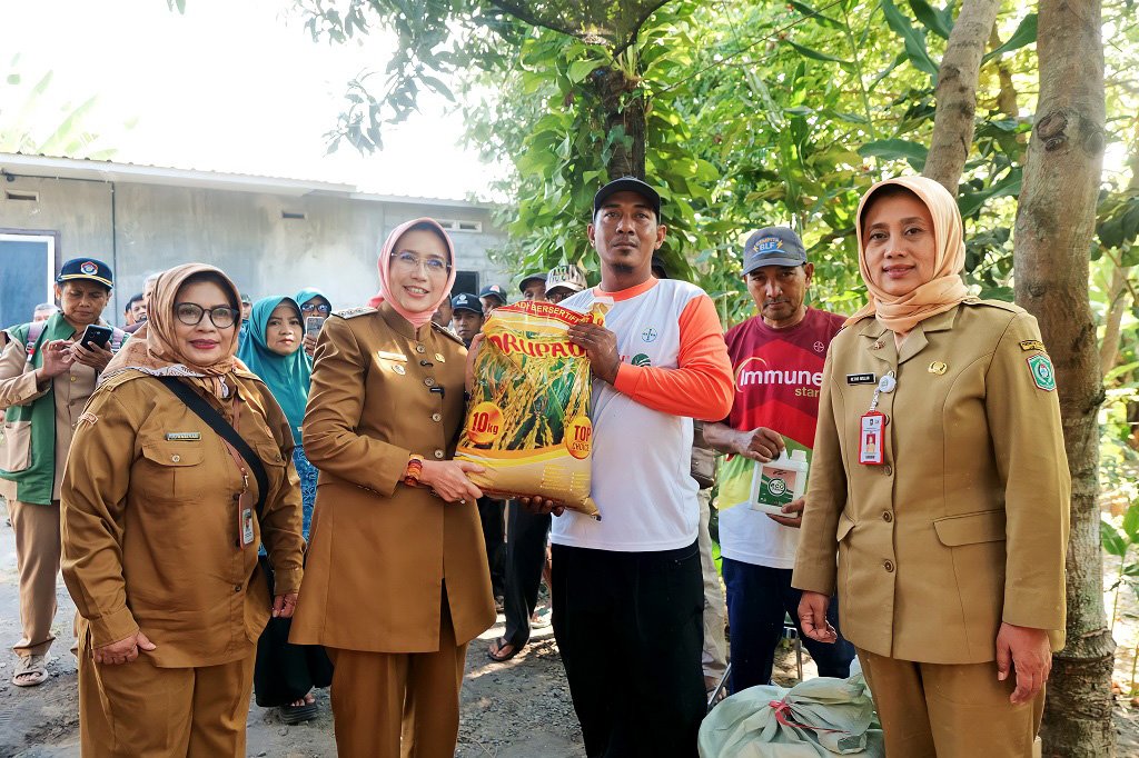 Lewat Program Setormadu, Bupati Lumajang Serahkan Bantuan Pertanian dan Perikanan di Desa Karangsari