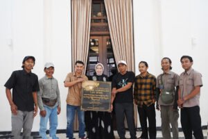 Perkuat Identitas Wisata Gunung Lemongan, Bunda Indah Tanda Tangani Prasasti Ekspedisi Catussikhara