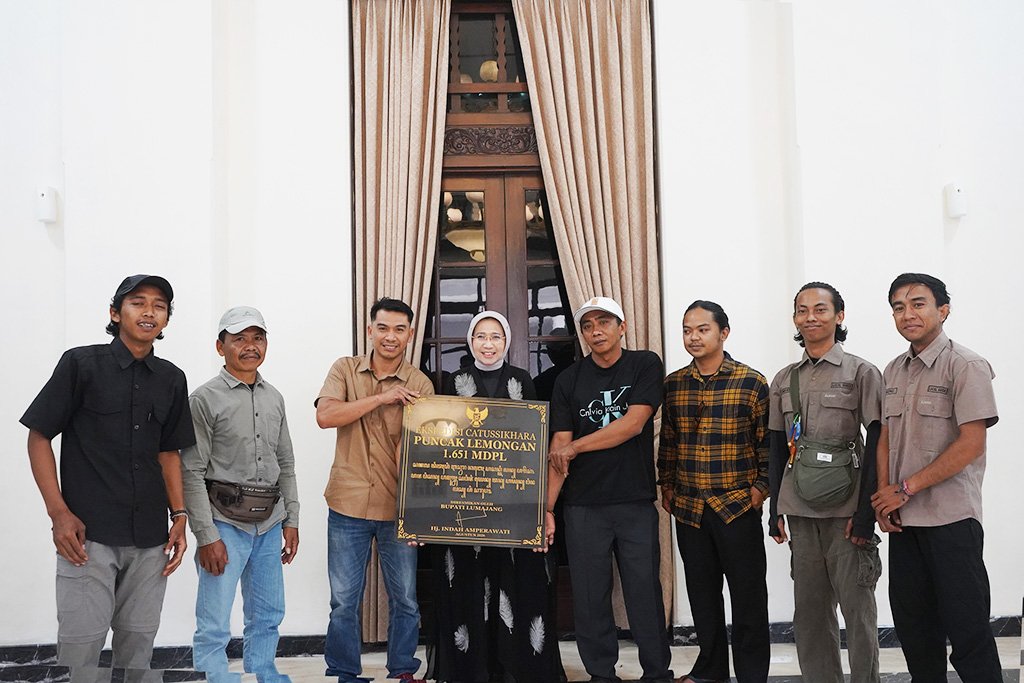 Perkuat Identitas Wisata Gunung Lemongan, Bunda Indah Tanda Tangani Prasasti Ekspedisi Catussikhara