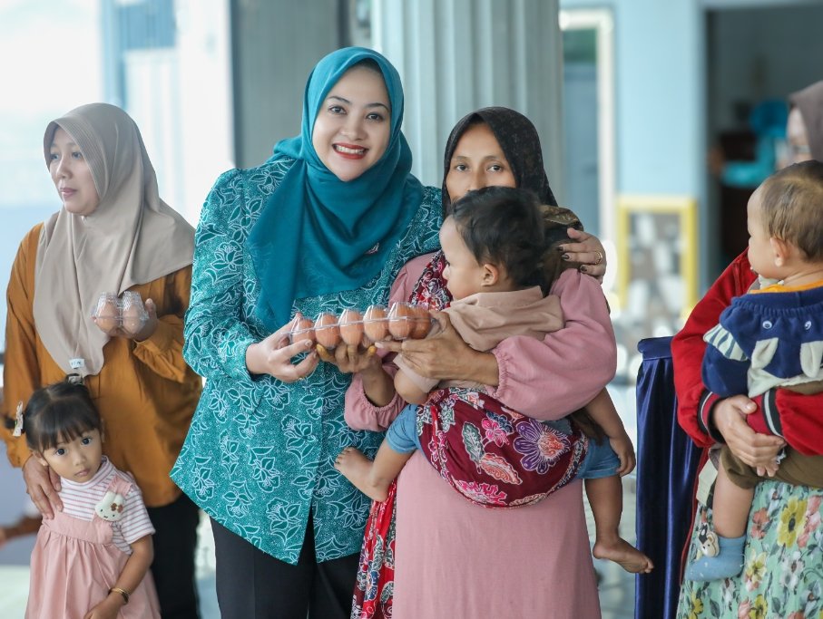 Tinjau Posyandu di Pronojiwo, Ketua TP PKK Lumajang Tekankan Pentingnya Imunisasi Kejar dan Cegah Stunting